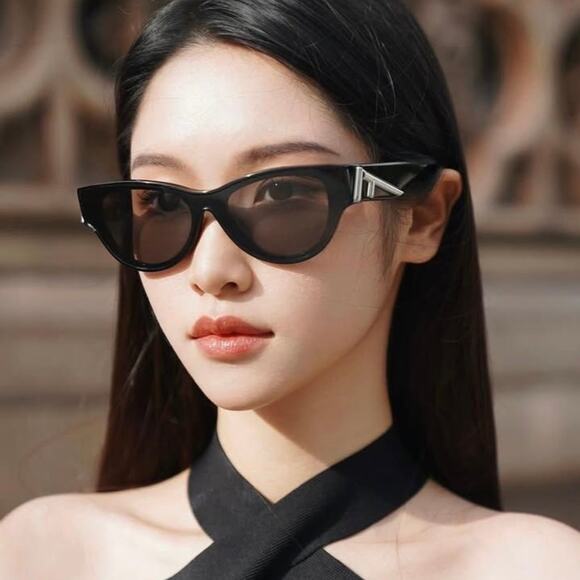 New!!! FENDI Sunglasses FE40135F 01A Authentic main image 10